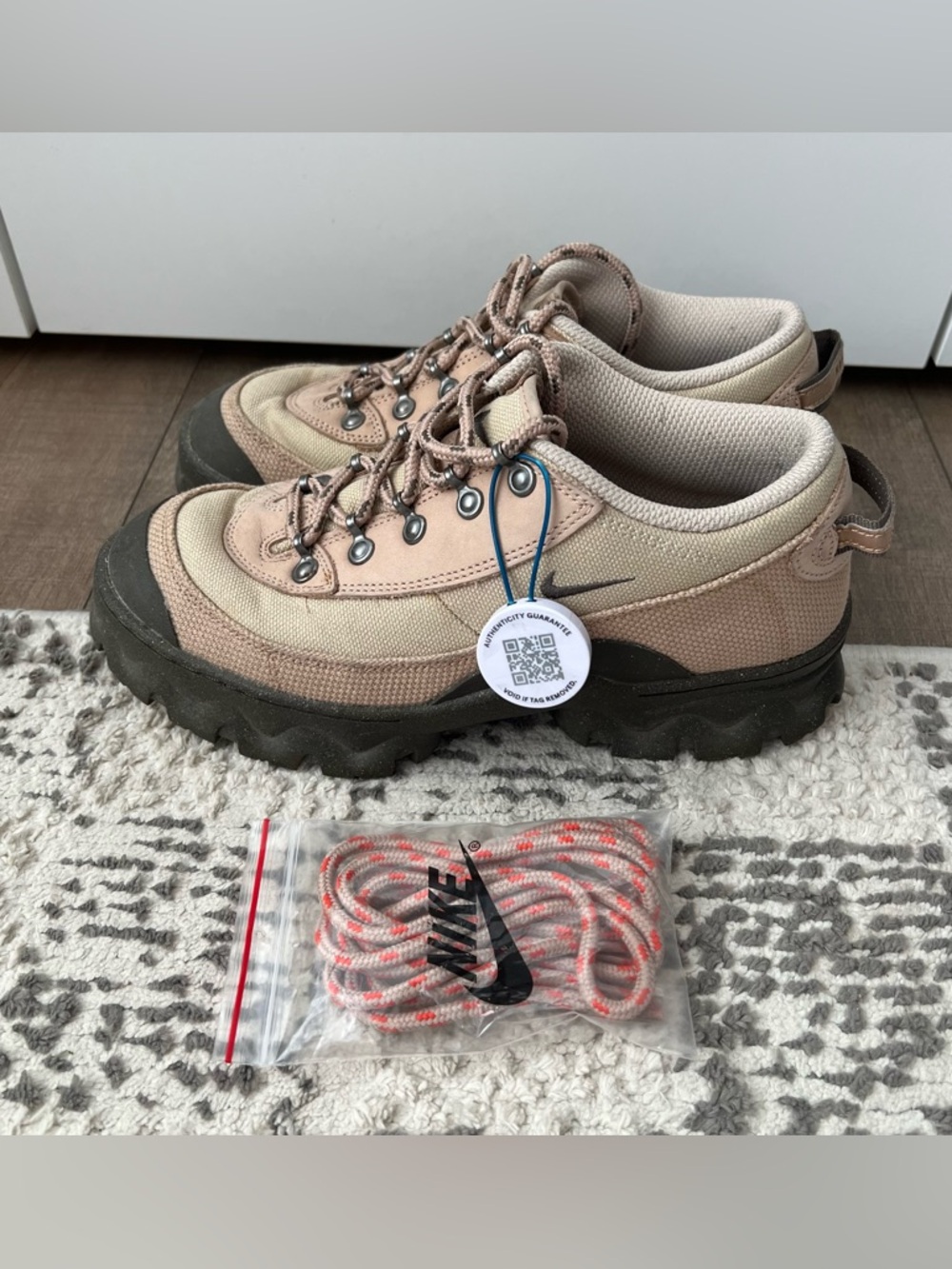 Nike Women’s Lahar Low 7.5W 38.5 Hemp Smoke Fossil Grain hiking shoes tan beige